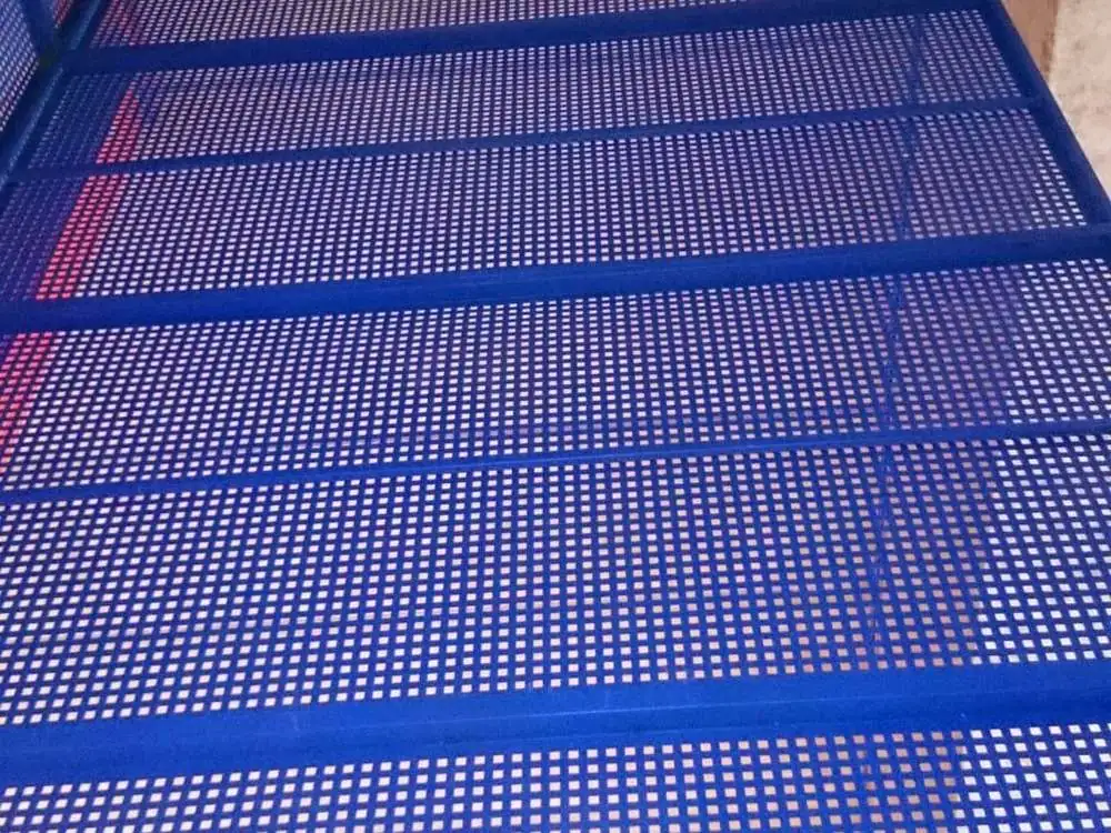 Suelo de chapa perforada de una plataforma elevadora