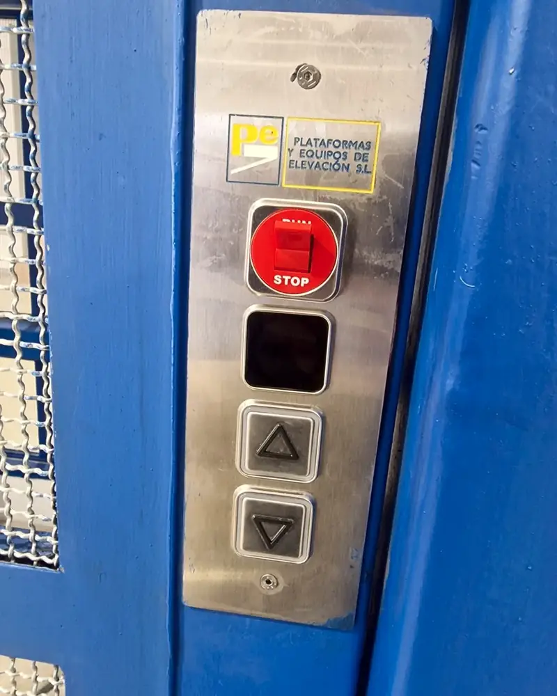 Botonera de mando con la placa de Plataformas y Equipos de Elevación