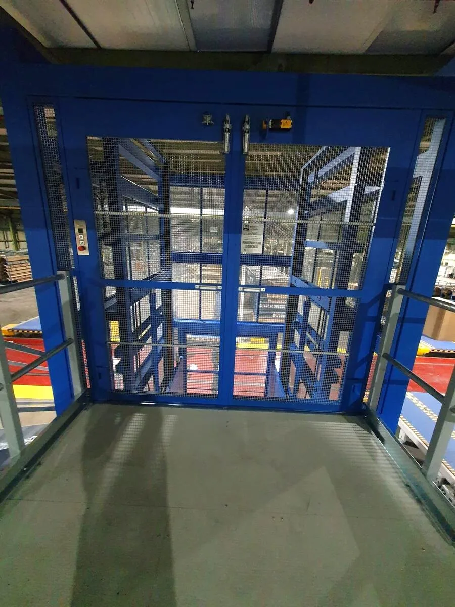 Interior de la plataforma de un montacargas con las puertas cerradas
