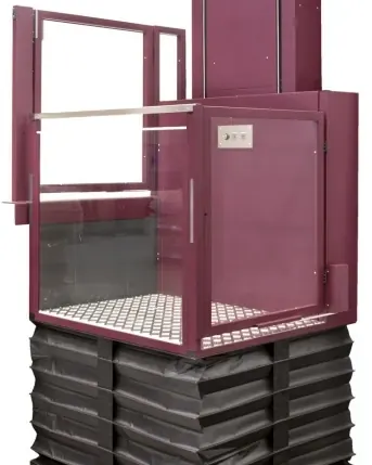 Plataforma vertical de corto recorrido con el fuelle de protección desplegado bajo la cabina
