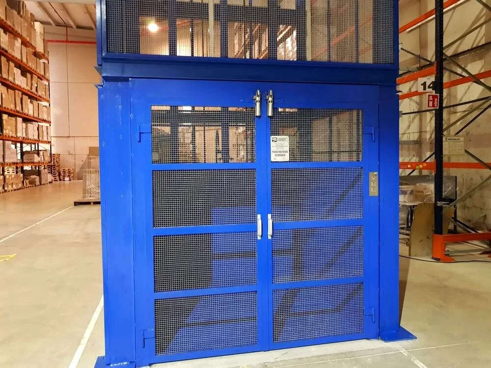 Montacargas instalado en almacén logístico de Barcelona