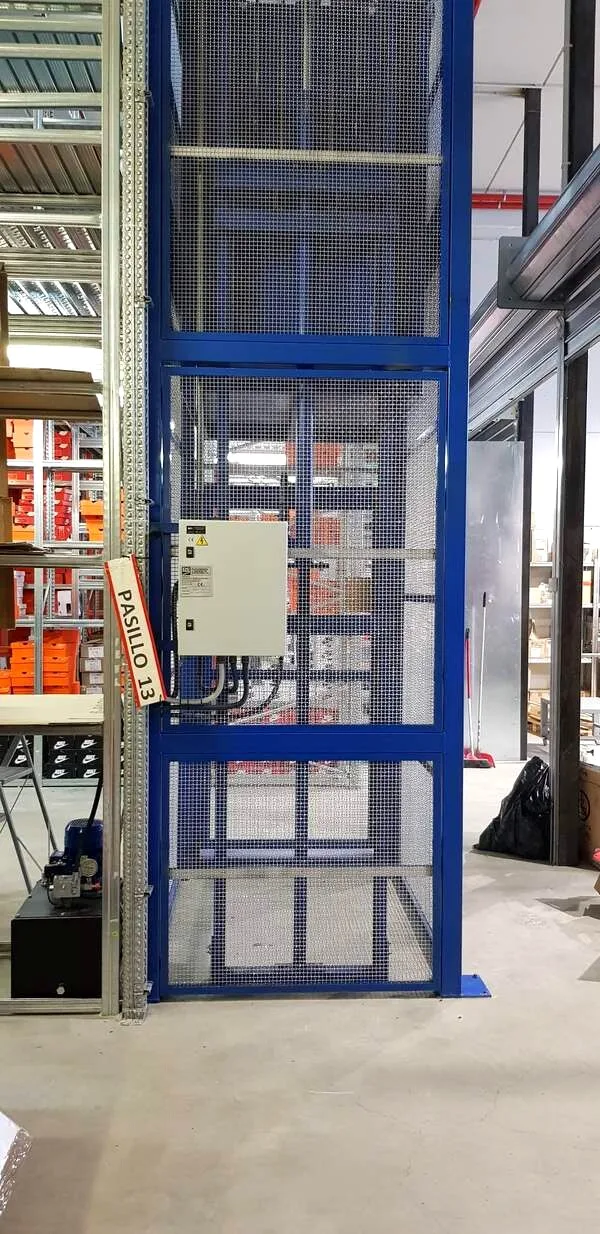 Montacargas en el almacén de un comercio con estanterías de cajas