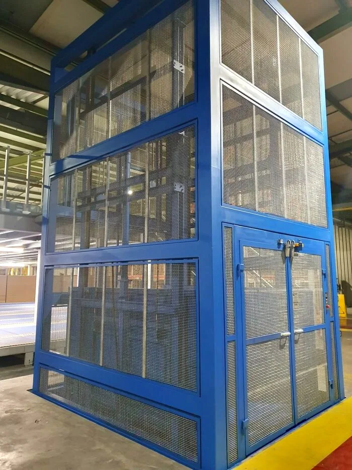 Montacargas industrial instalado en una nave de producción