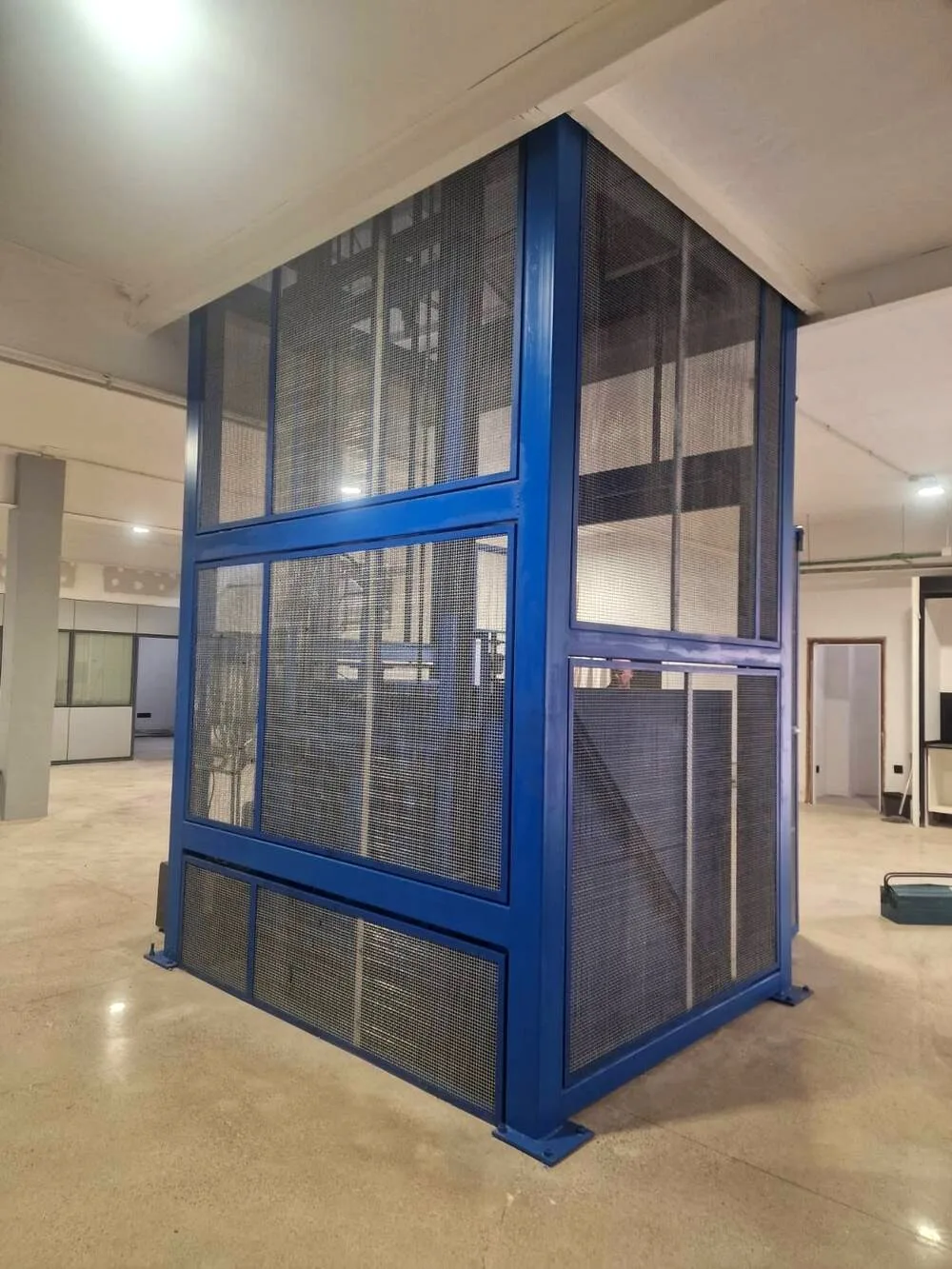 Plataforma elevadora de carga tipo box instalada en Barcelona