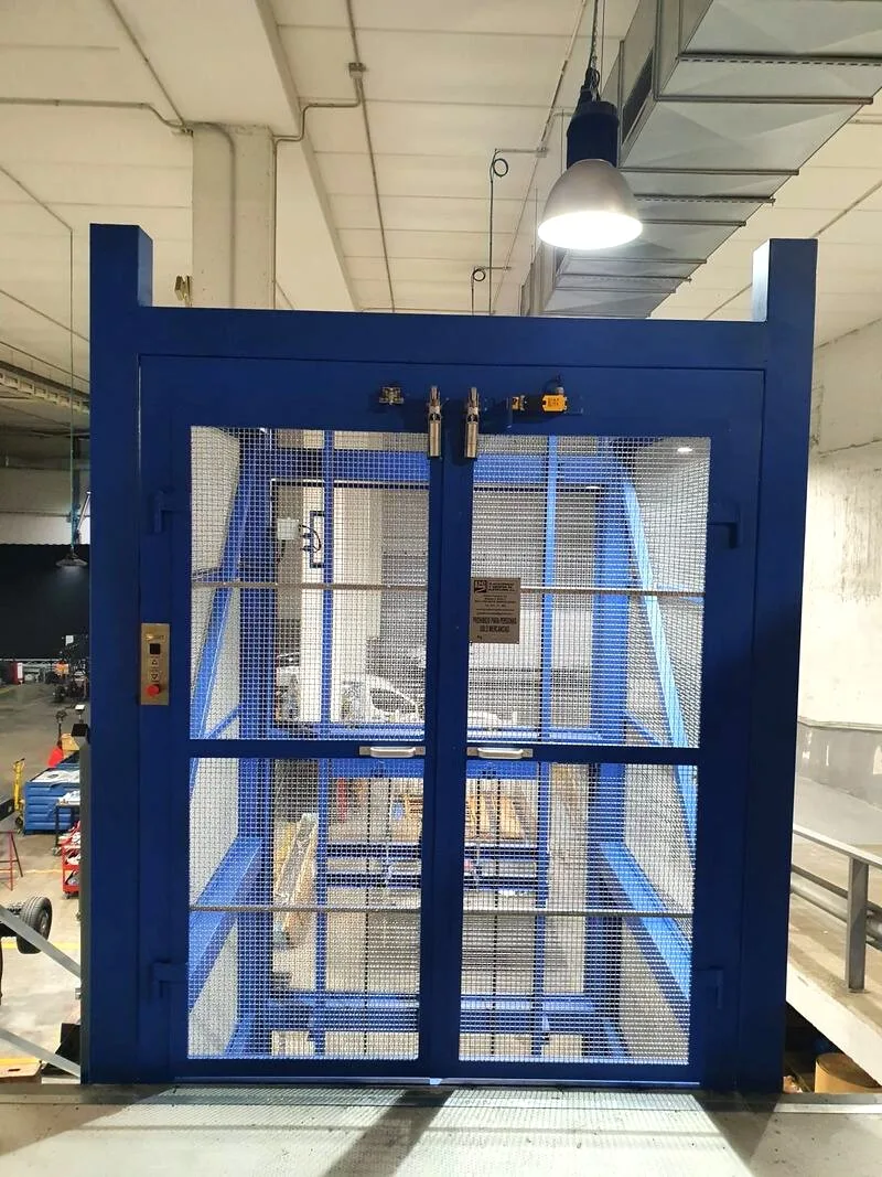 Plataforma elevadora instalada en un taller