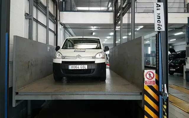 Furgoneta sobre montacoches instalado por Plataformas y Elevación en Barcelona