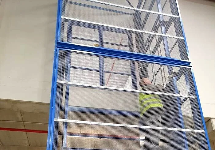 Técnico inspeccionando montacargas industrial en Barcelona